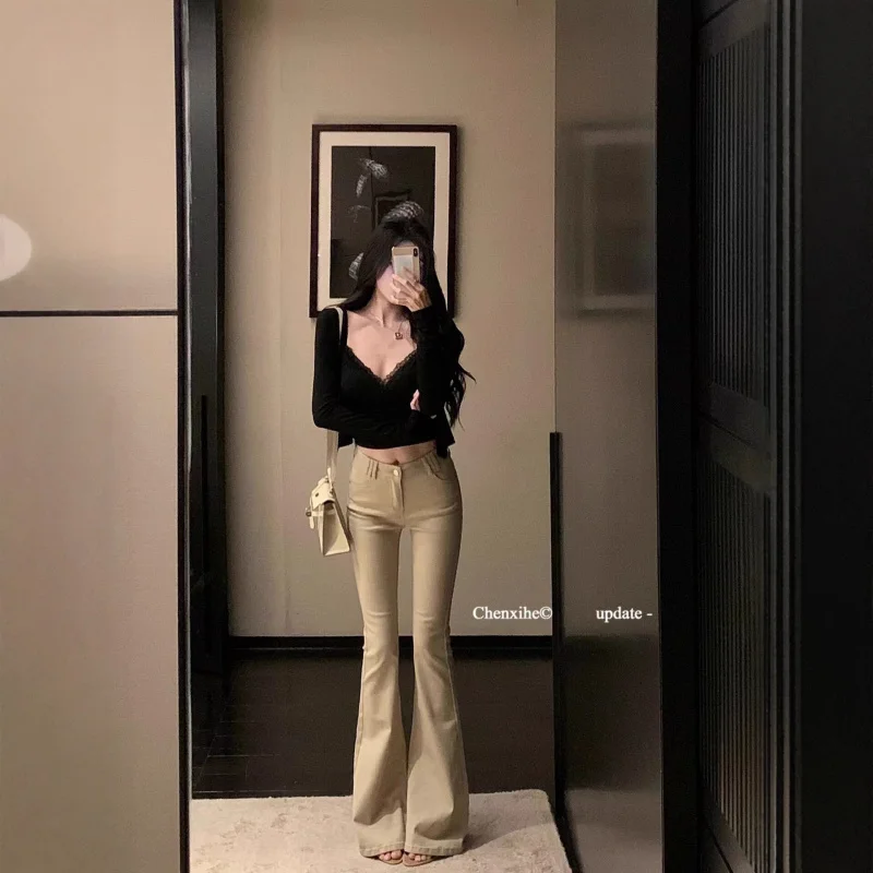 

Джинсы-клеш в стиле Old Money с металлическими пуговицами для женщин. Новинка 2025 года: модные облегающие брюки-клеш с эффектом похудения.