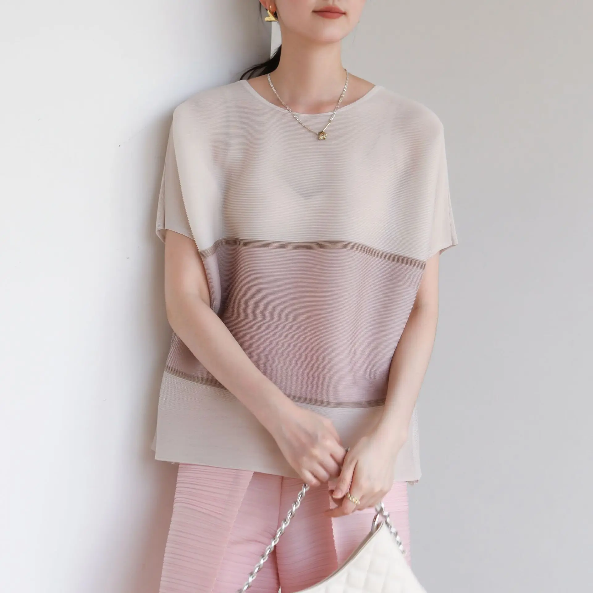 Miyake plissado verão feminino camiseta nova moda versátil o-pescoço sem mangas listras cor bloqueando capa topo