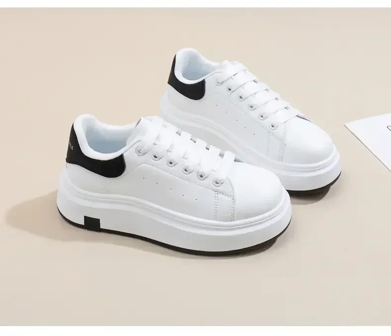 Unisex Sports Shoes in Black and White - Casualflowshop