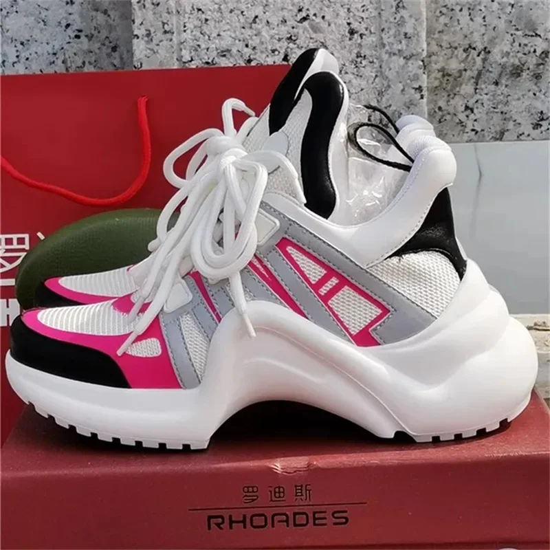 Sapatos esportivos de sola grossa para mulheres, tênis de cintura alta para o pai, sapatos casuais de couro para senhora, moda feminina para meninas, novo