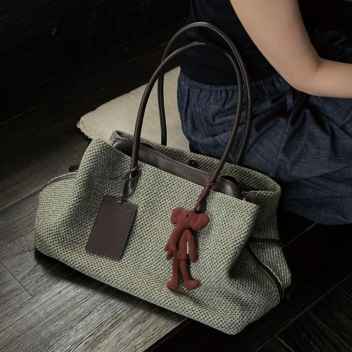 Large Canvas Tote Bag with Zipper Closure Polyester Lining Vintage Shoulder Handbag Minimalist Carryall for Daily Use