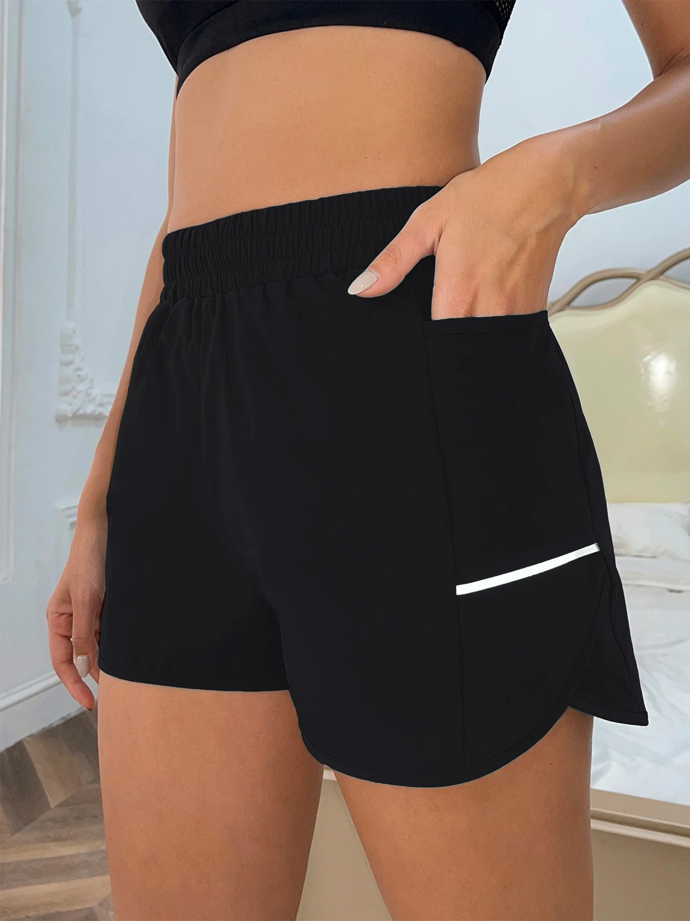 Neue Damen-Shorts mit Handytasche, elastischem Bund, Sportgürtel, reflektierenden Streifen, lässige, modische Sportshorts. – Detail 1