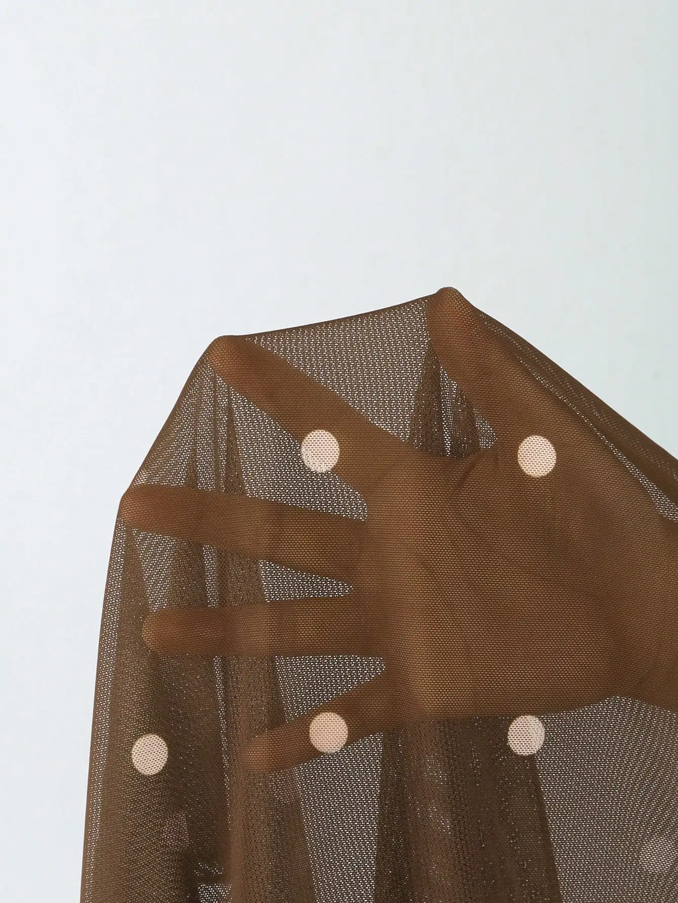 

Комплект пляжного бикини коричневого цвета в горошек с юбкой-накидкой, желтой отделкой и треугольным топом с завязками на шее