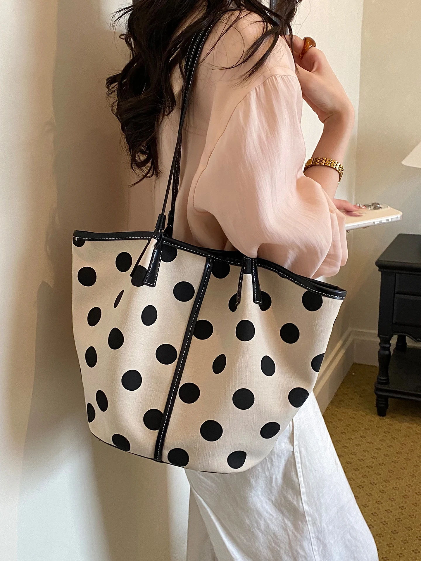 

Large Capacity Polka Dot Women's Shoulder Bag Commuter Tote Bag Stylish Casual Summer Outdoor Handbag Magnetic Buckle Closure
