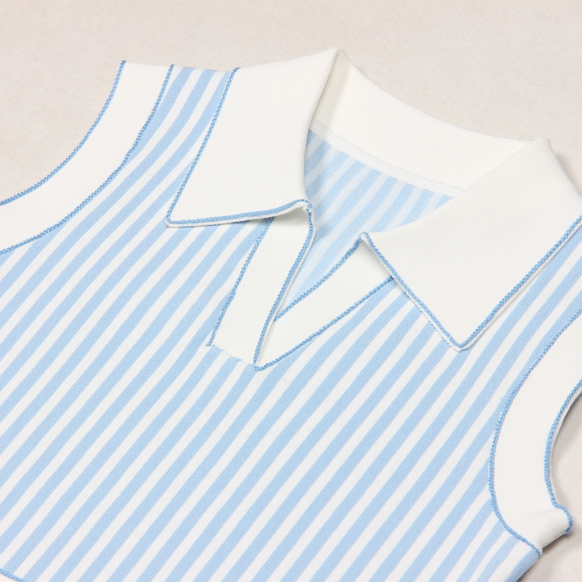 Zomer nieuwe modieuze woon-werkverkeer mouwloze gestreepte revers knoopzak eenvoudige en sfeervolle slim fit korte gebreide jurk