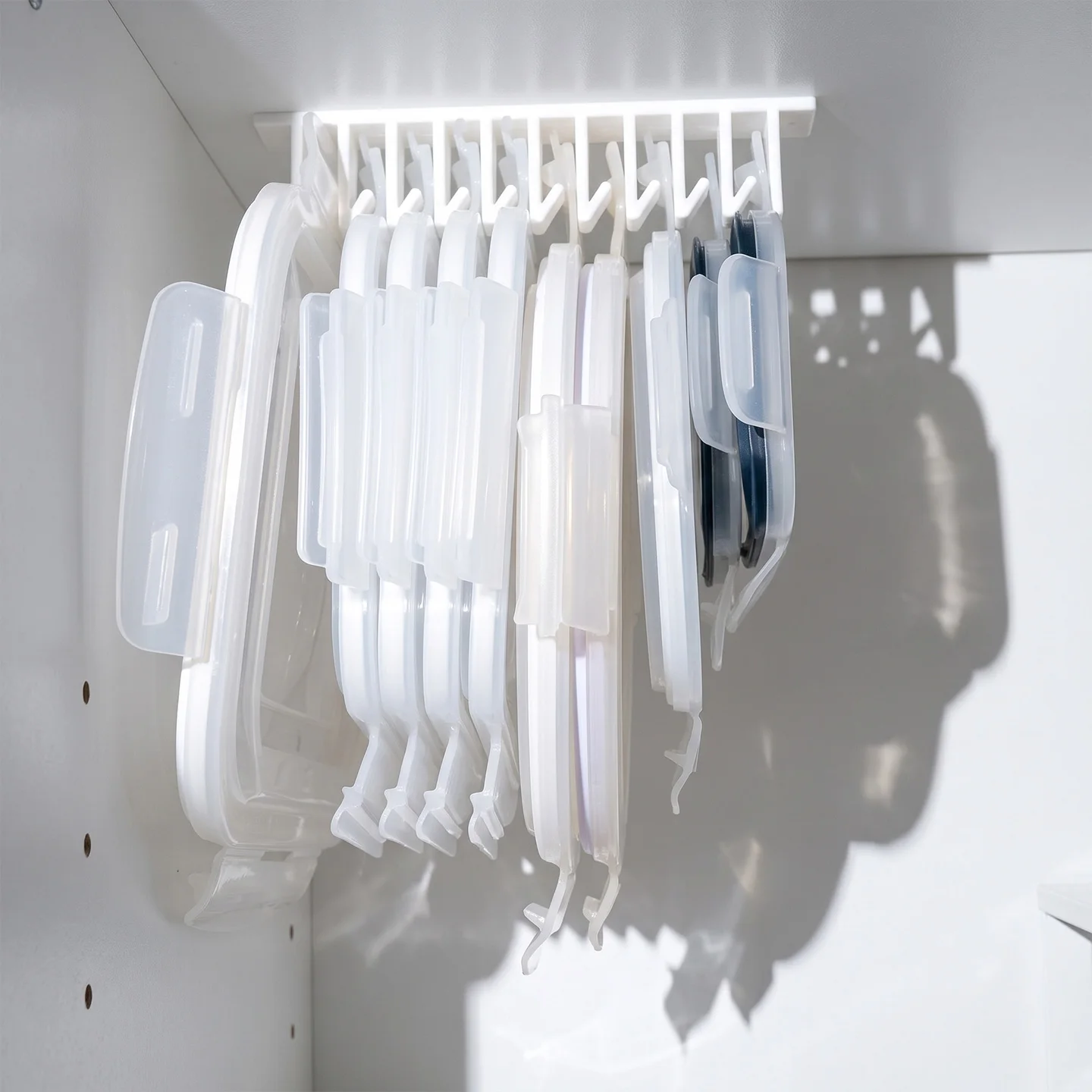 Suitable for SnapWare food container lids: plastic lid organizer rack/holder/hook for hanging storage.