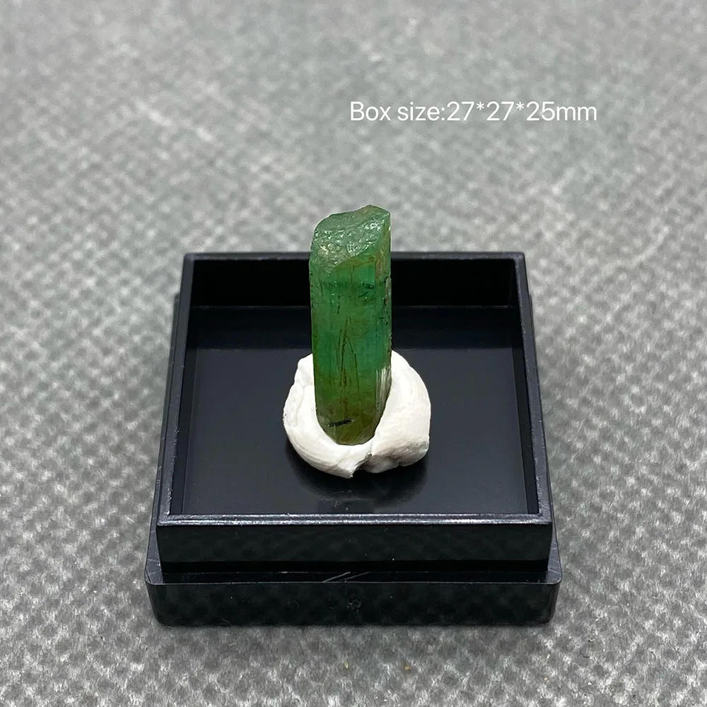 

100% Natural green emerald mineral gem-grade crystal specimens stones and crystals quartz crystals +Box 37*27*25m'm