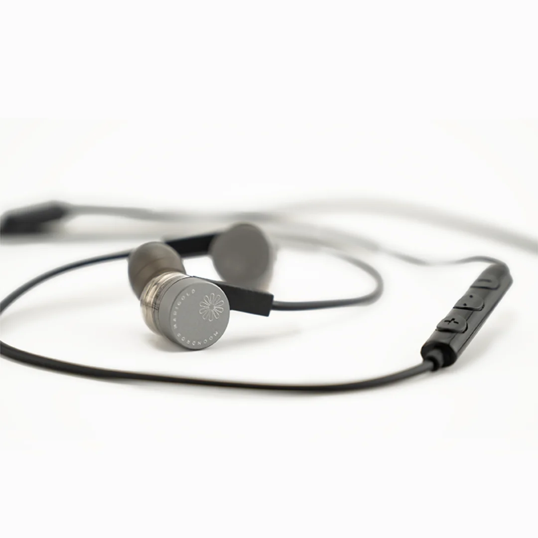 Предварительный заказ Ностальгия Moondrop Marigold Hi-Fi, обрезная асимметричным кабелем. Подключение USB-C для широкой совместимости.