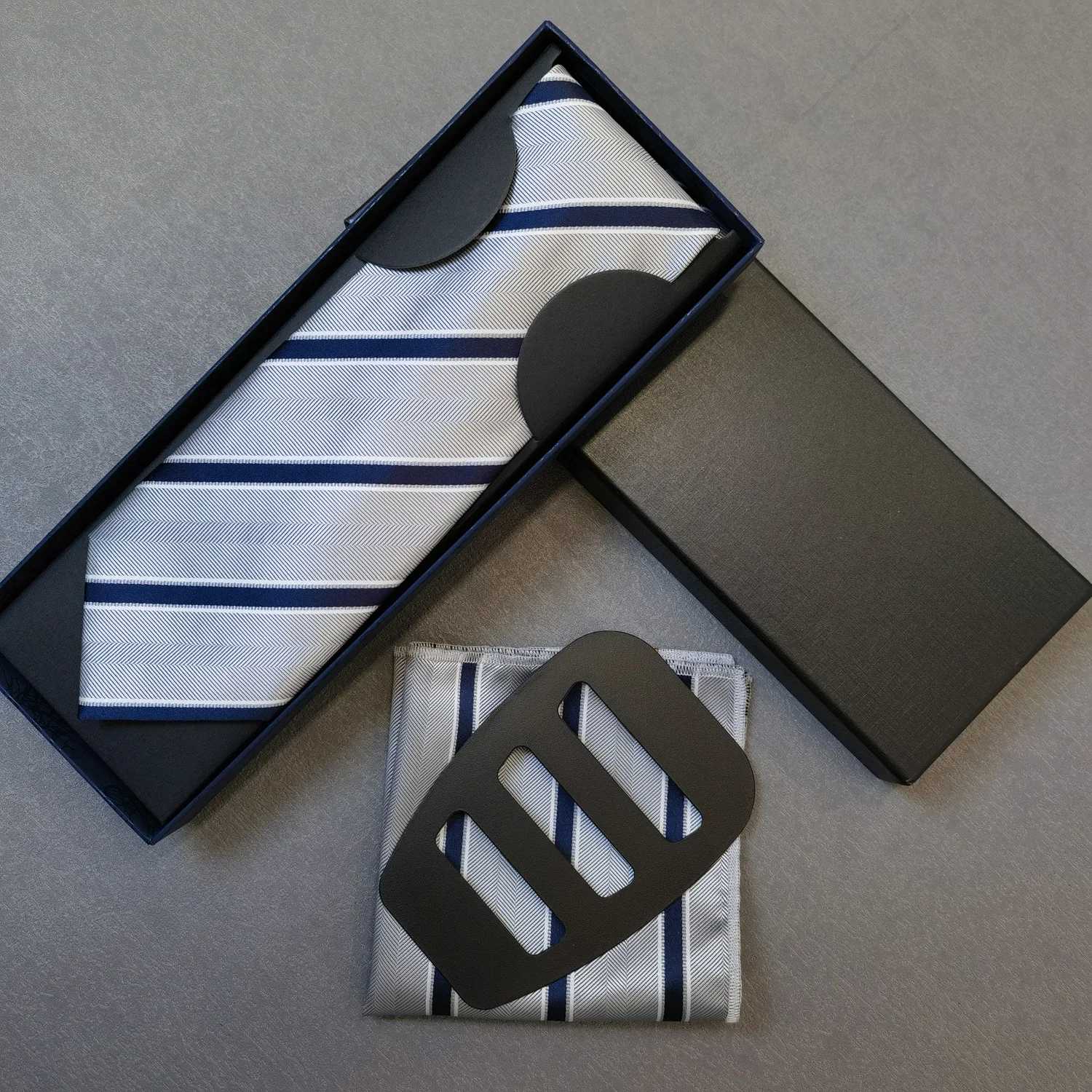 ชุดเนคไทแฟชั่นสำหรับสุภาพบุรุษรุ่นใหม่ล่าสุดปี 2025 พร้อมกล่อง ลายแจ็คการ์ดเรขาคณิตสไตล์เรโทร ลายทาง เนคไทผู้ชายสำหรับธุรกิจและงานพิธีการ