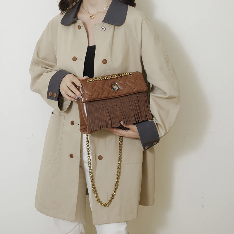 حقيبة نسائية بسلاسل عصرية جديدة من جلد البولي يوريثان حقائب كروس للنساء حقيبة مصممة فاخرة حقائب كتف نسائية عصرية بشراشيب