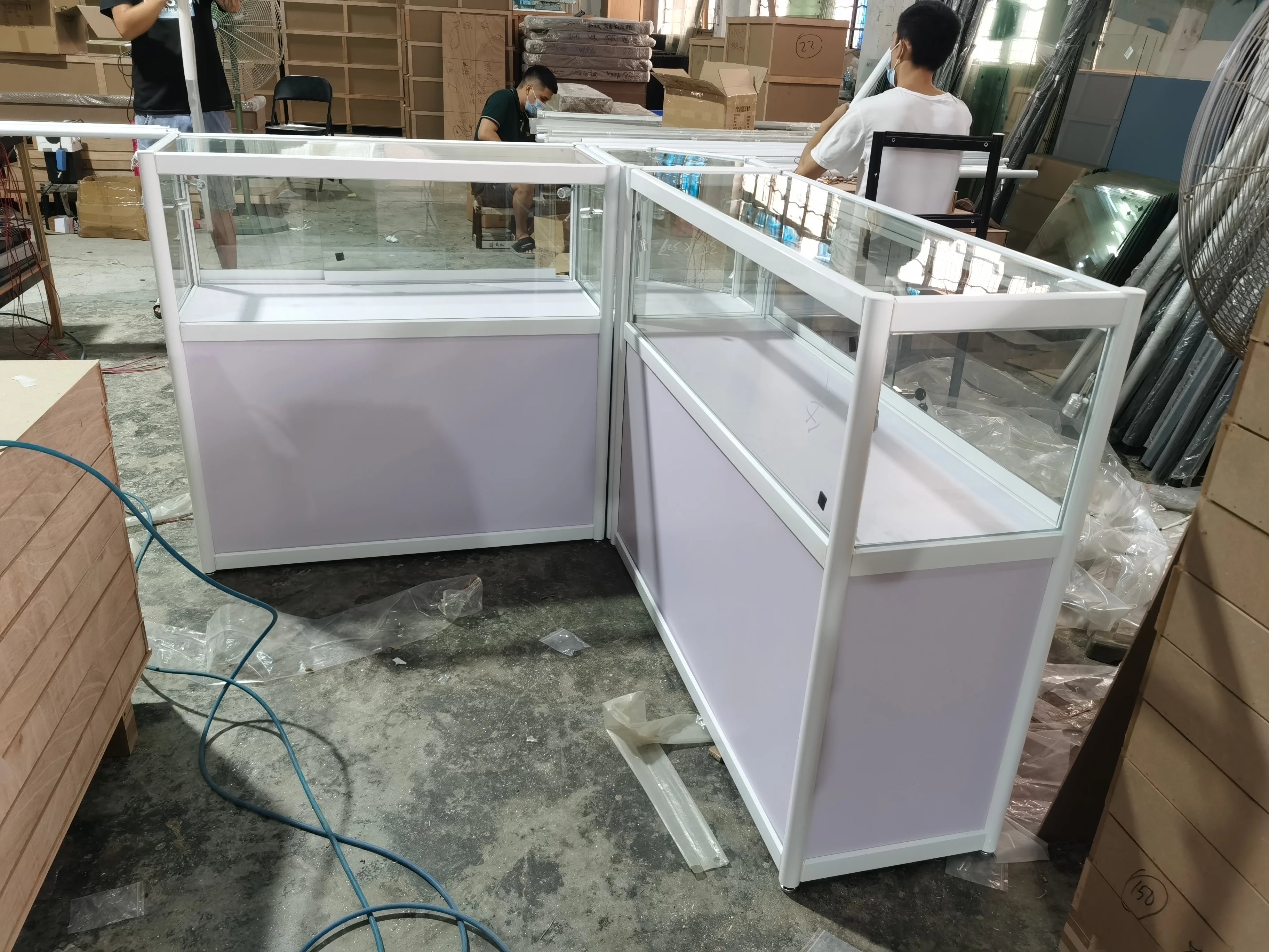 Custom.Lockable Simple Easy Assembled Gold Metal Frame Mobile Phone Counter Display Cabinet