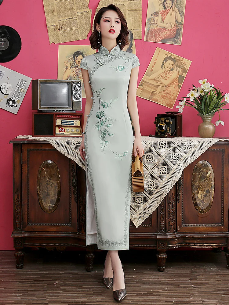 

een Embroidered Young Sle Host Improved Version Retro Silk Long Qipao High Slit Daily Wear E-commerce Exclusive
