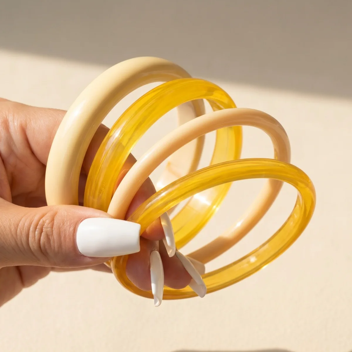 4Pcs/Set Punk Beige Yellow Round Acrylic Bangles Set for Women Fashion Resin Stackable Bracelets Statement Wrist Jewelry Set