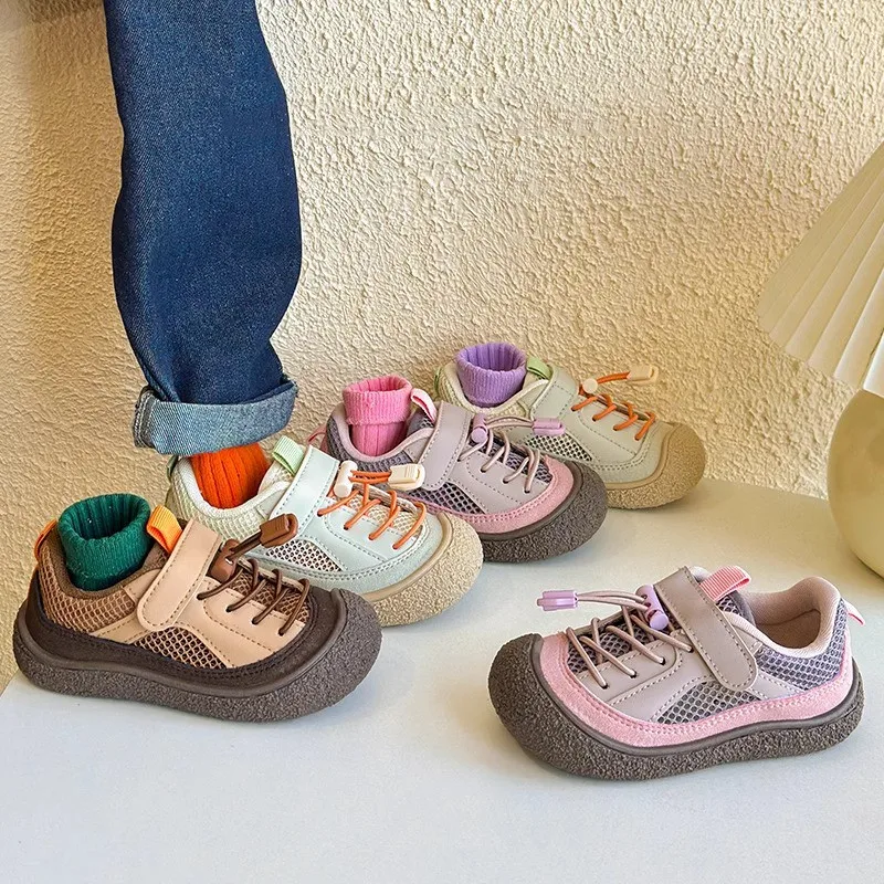 

Детская обувь, модная, легкая, повседневная уличная походная обувь Baotou, сандалии на плоской подошве для мальчиков и девочек, удобная весна, новинка 2023 г.