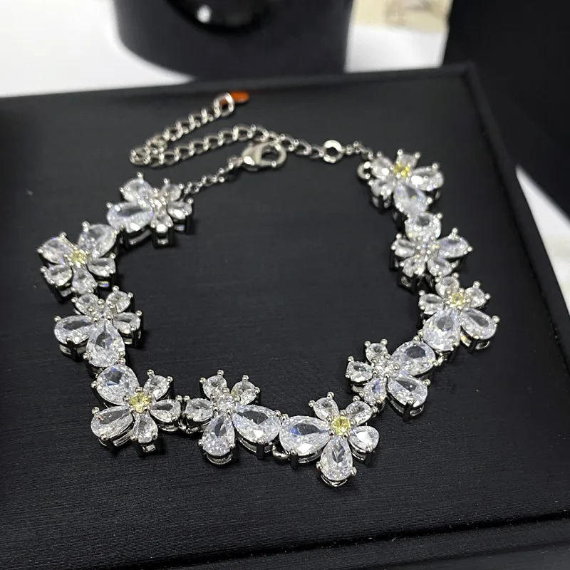 2023 Women Shiny and Shiny Little Chrysanthemum Plated 18K Gold Full Diamond Flower Bracelet
