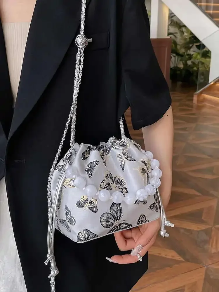 

Нишевая сумка на одно плечо с вышивкой бабочки, ретро-сумка с цепочкой из бисера, универсальная маленькая сумка-ведро через плечо на шнурке