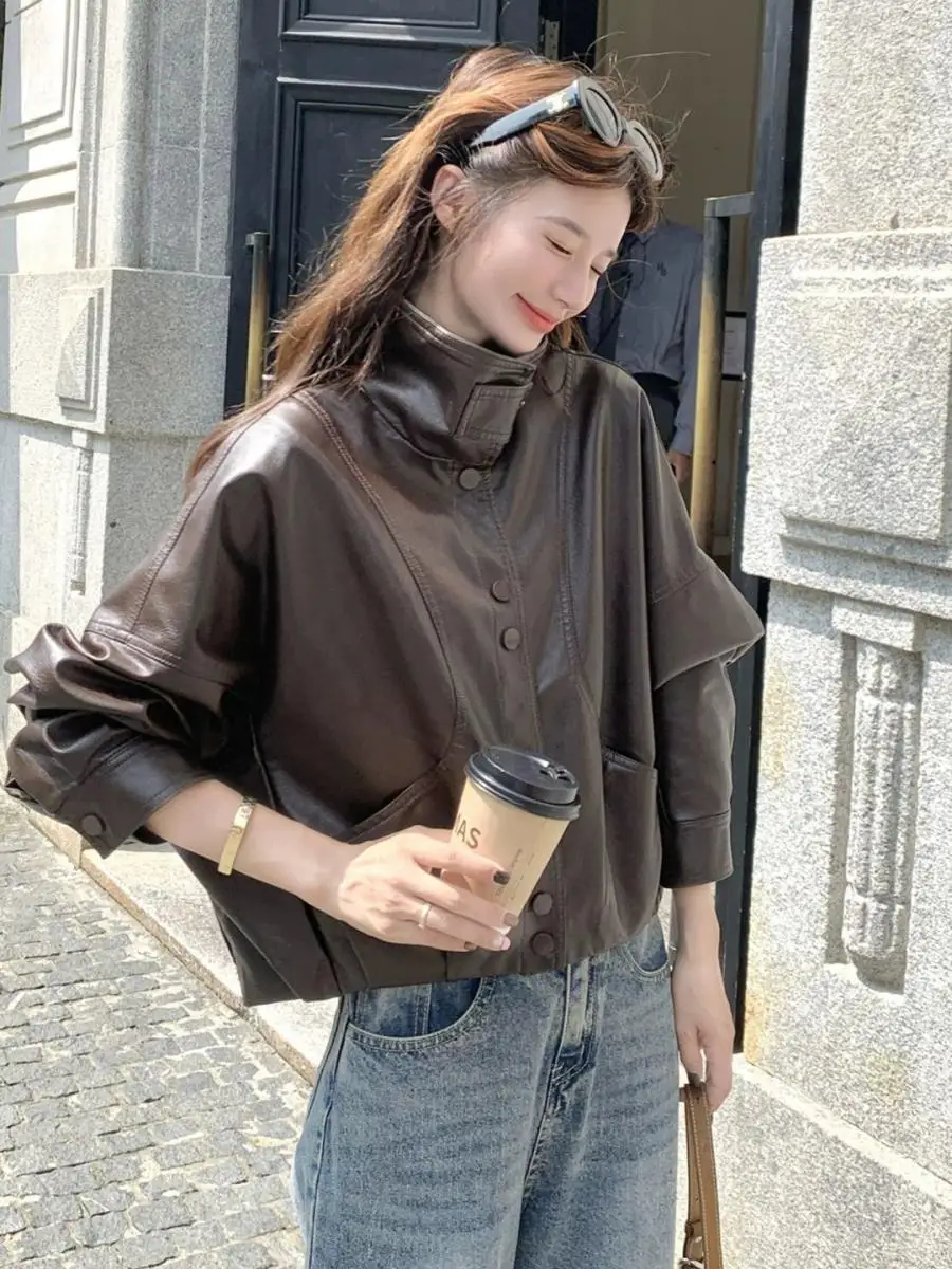 jaqueta-feminina-de-couro-marrom-estilo-executivo-caimento-solto-gola-alta-novo-design-outono-2026-elegante-e-moderna-bolso-corta-vento-h