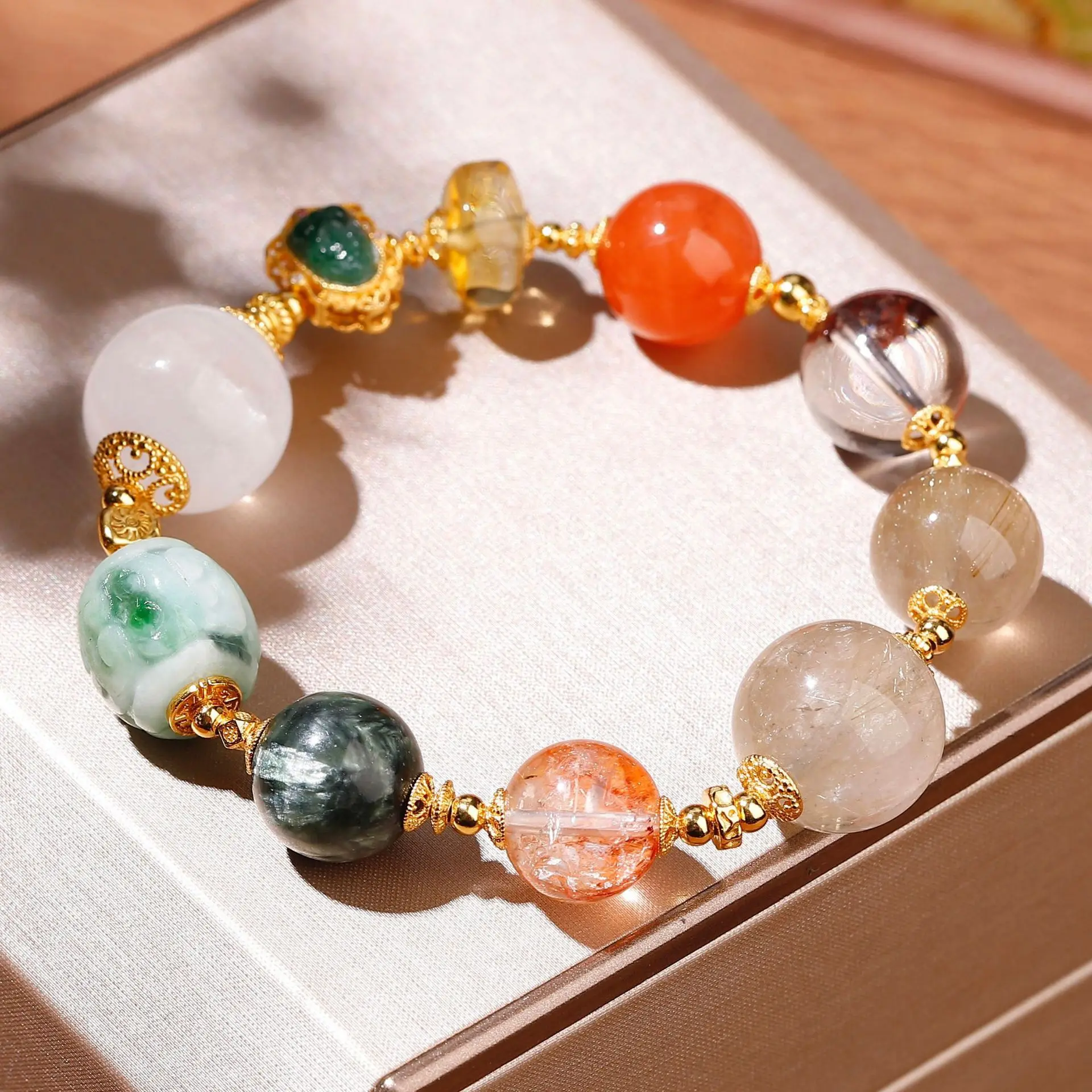 سوار كريستال طبيعي متعدد الأحجار الكريمة، شبح أخضر Nanhong Jadeite Pi Xiu 925 فضي، هدية مجوهرات من الأحجار الكريمة على شكل زهرة