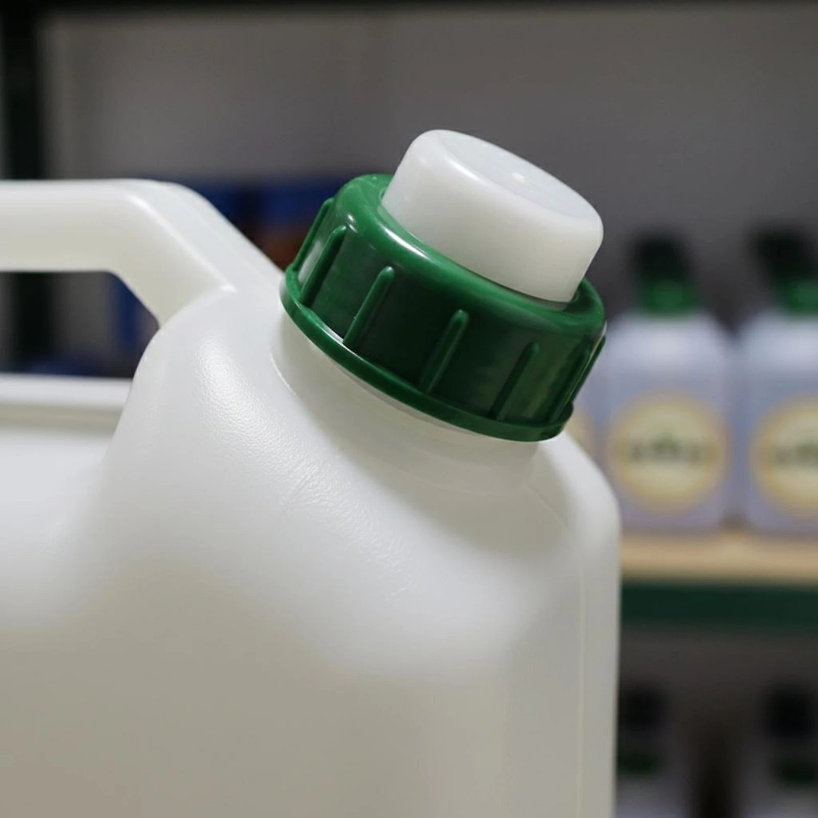 2-Stroke Oil Mixing Bottle Pre-Marked Ratios 2-Cycle Gas Mixing Can Wood Cutter Gas Combine Bottle Precise Measurement