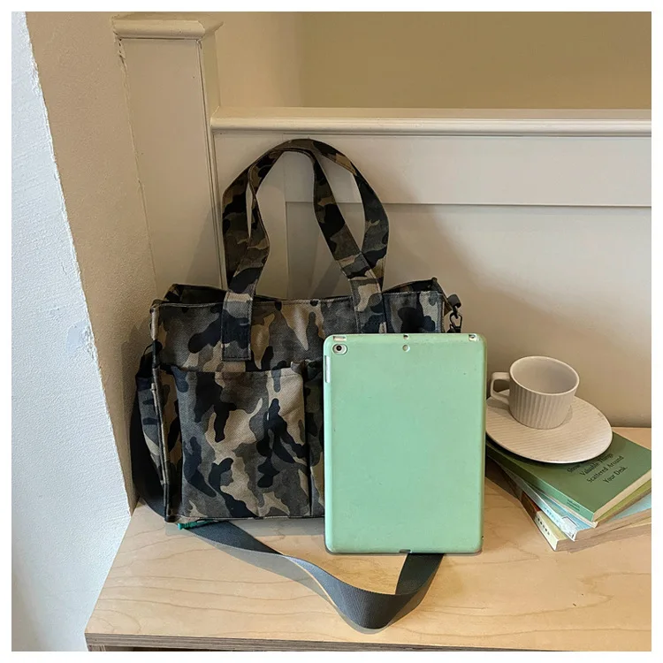 Camouflage-Tragetasche mit großer Kapazität, geeignet für Männer und Frauen, für den täglichen Pendelverkehr, Einkaufstasche, lässige Outdoor-Tasche. – Detail 14