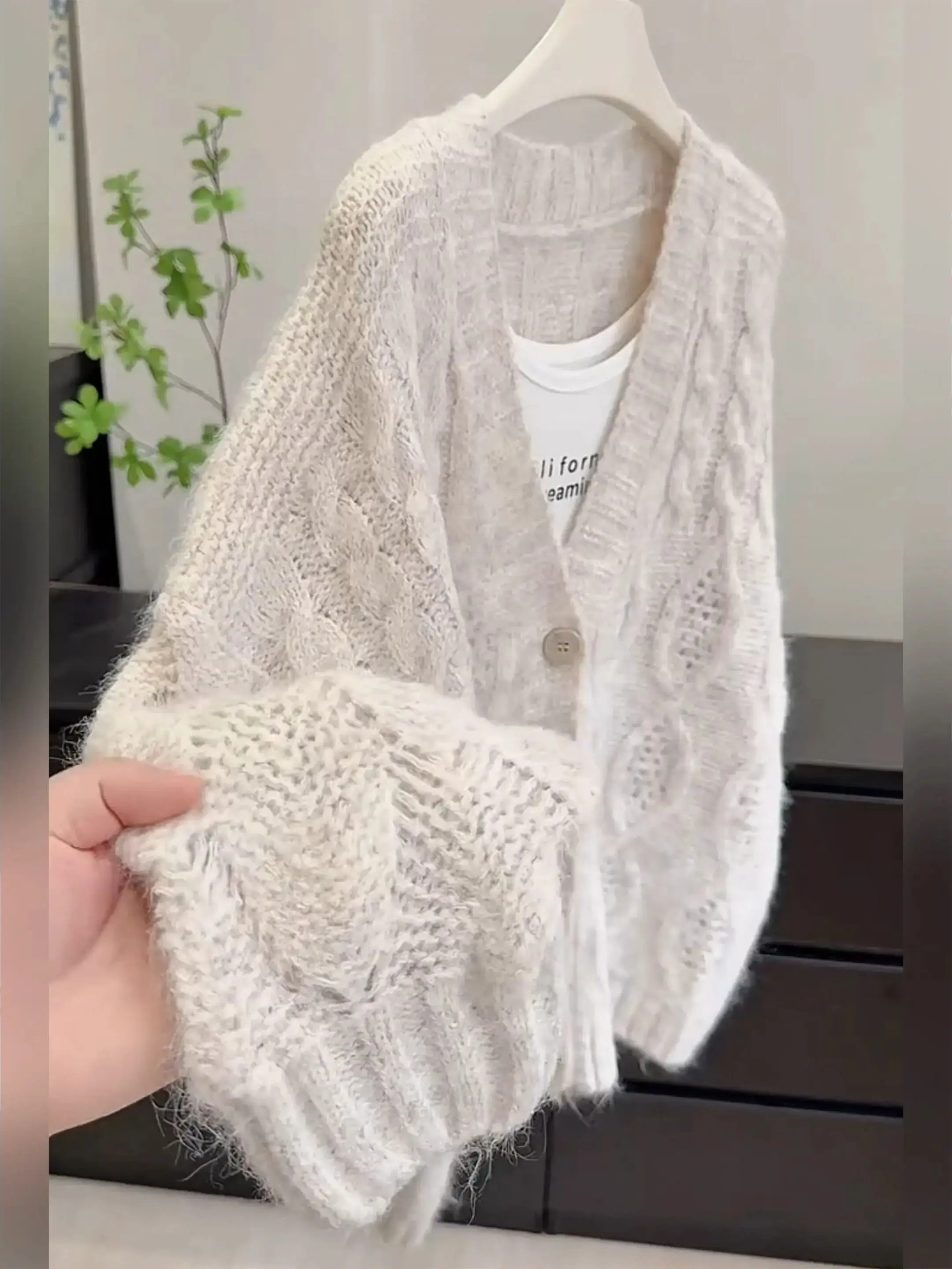 Large Size Lazy Style Beige Knitted Sweater Jacket Loose Fit Korean Fashion Women's Casual Wear V-Neck Warm Thickened Cardigan