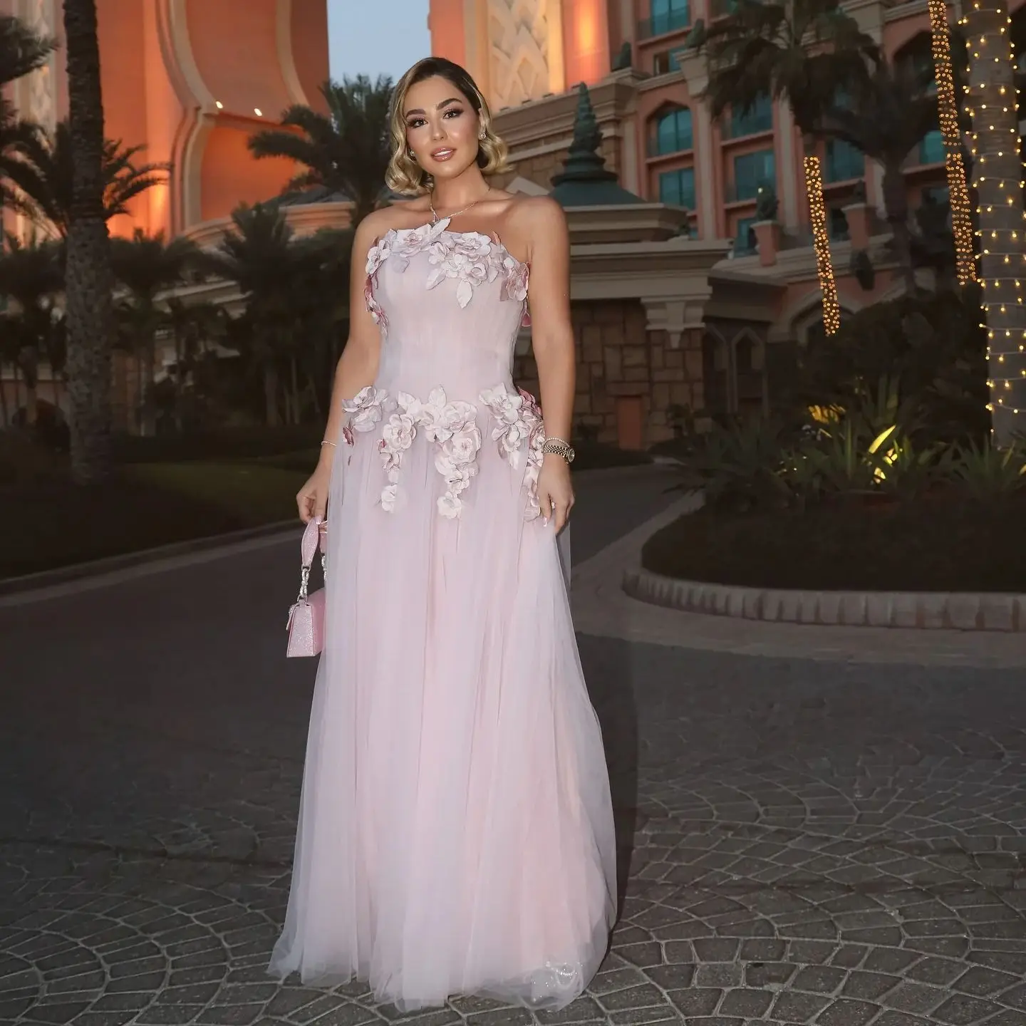 

Romantic Pink Prom Dresses Vintage Floral Appliques Sleeveless Evening Dresses Sexy Sweep Train Customized Wedding Guest Gowns