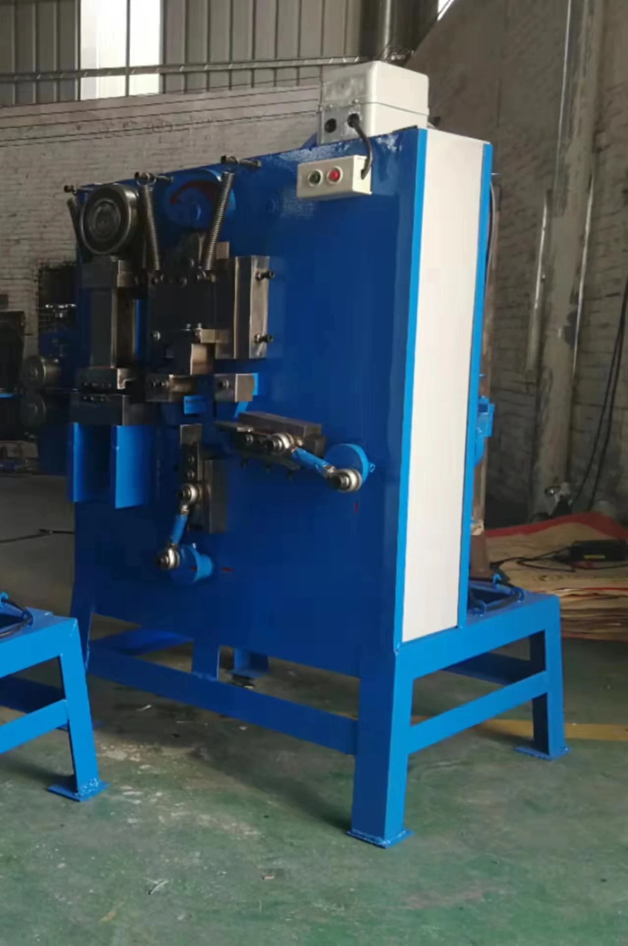 Metal Strapping Buckle Machine Automatic Feeding Strapping Buckle Machine Pp Belt Chemical Fiber Carton Buckle Forming Equipment