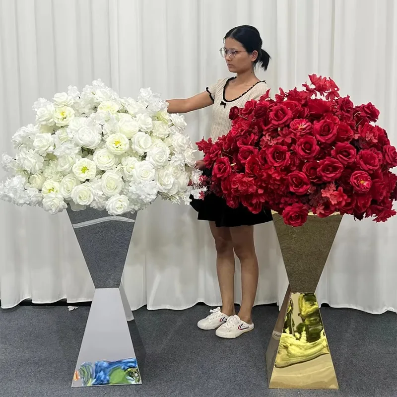 ลูกบอลดอกไม้ประดิษฐ์กุหลาบแดงขาวเหมือนจริงยอดนิยมสำหรับตกแต่งงานแต่งงานและฉากหลัง