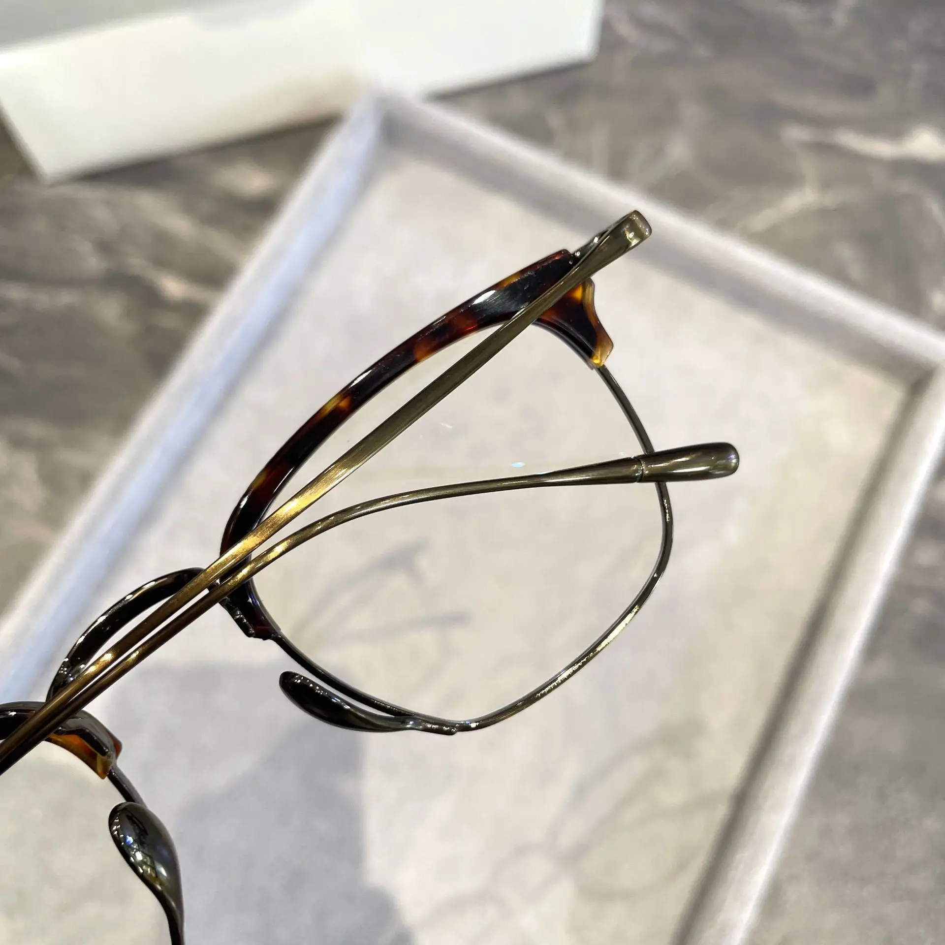 Exquisito marco de anteojos recetados tallados, medio marco de alta calidad, gafas de titanio puro, monturas para ojos, gafas ópticas para mujer