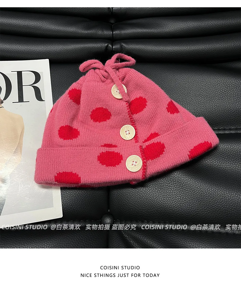 Damen-Mütze mit Polka-Dot-Jacquard-Strickmuster, Knopfverzierung, Kordelzug, weich, flauschig, gestrickt, Winter-Damenmode-Kopfbedeckung – Detail 10