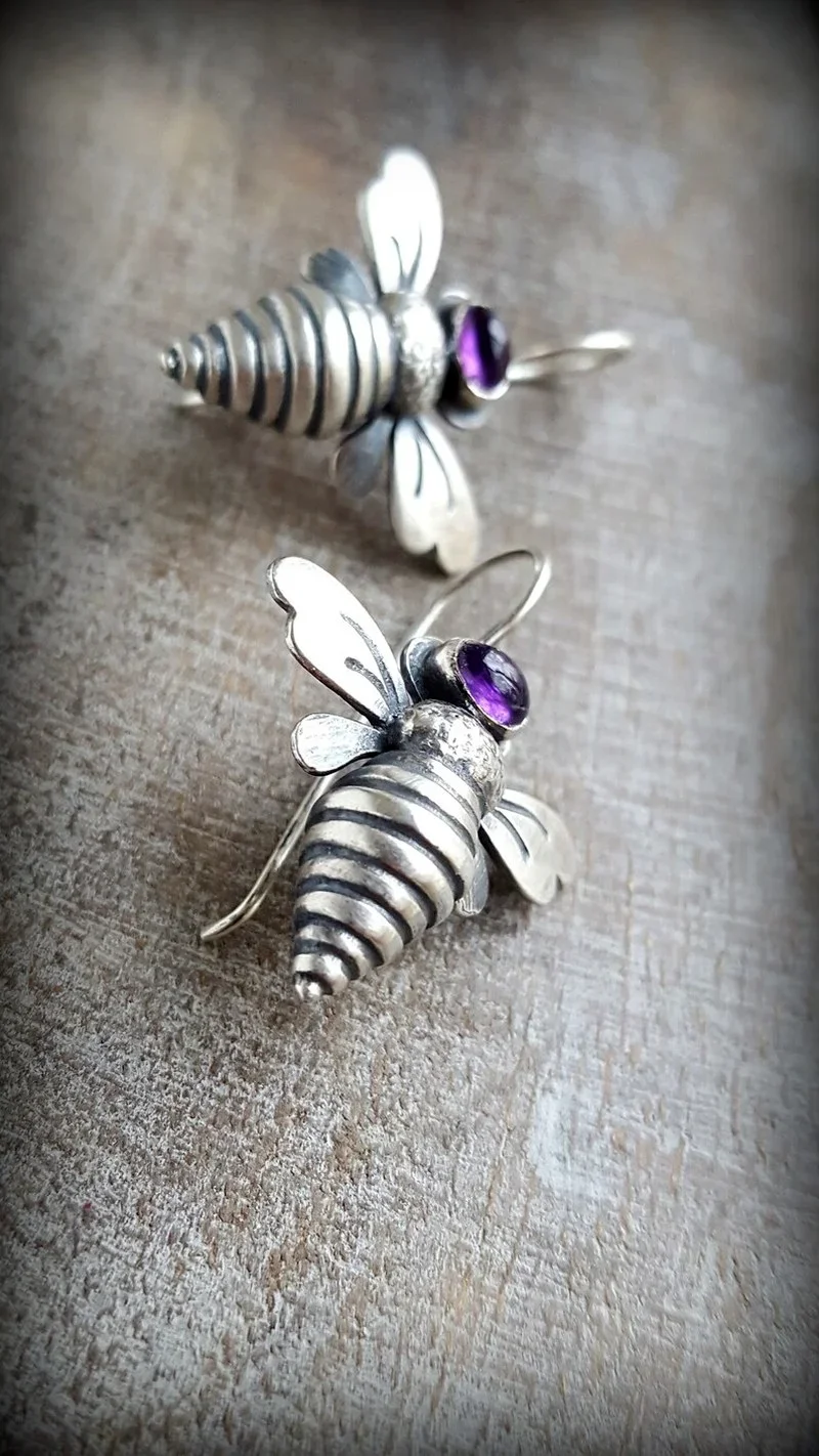 Nueva moda, pendientes de abeja con diseño de Color plateado, creatividad con incrustaciones de piedras moradas, pendiente de gota de abeja para mujer, regalo de joyas de fiesta