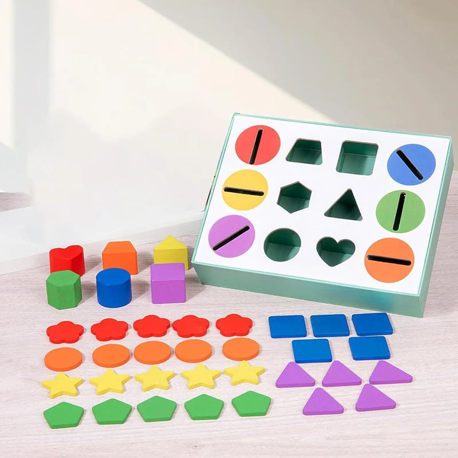 Aprendendo reconhecimento de cores através de brinquedo de classificação de cores para crianças meninos