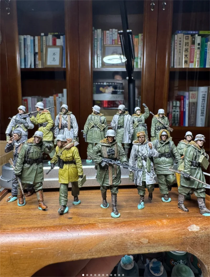 

New 1/72 Scale Resin Germany Winter Soldiers Battlefield March 4 Troops Action Figures Model DIY Scene Accessory Action Figure