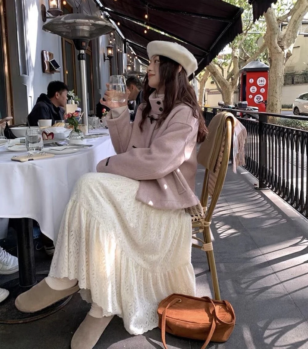 تنورة ماكسي نسائية جديدة من الدانتيل الأبيض لعام 2025 للخريف والشتاء ذات طبقات عالية الخصر على شكل حرف a تنورة طويلة أنيقة على الطراز الفرنسي جزء غير رسمي