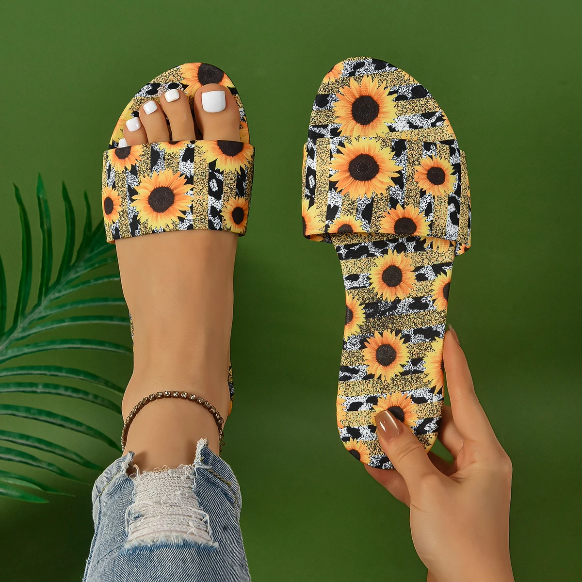 Women's Casual Bohemian Flat Sandals, Sunflower Print Slip-On Beach Sandals, Suitable for Outdoor Wear and Vacation