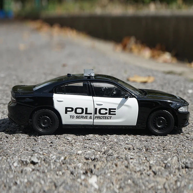 WELLY 1:24 Dodge Charger Pursuit 2016 Alloy Sports Car Model Diecast Metal Police Racing Car Vehicles Model Simulation Kids Gift