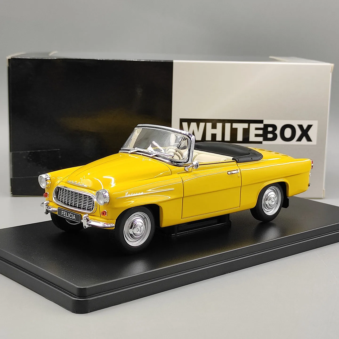 modele-de-voiture-en-alliage-jaune-skoda-felicia-convertible-a-l'echelle-1-24-whitebox