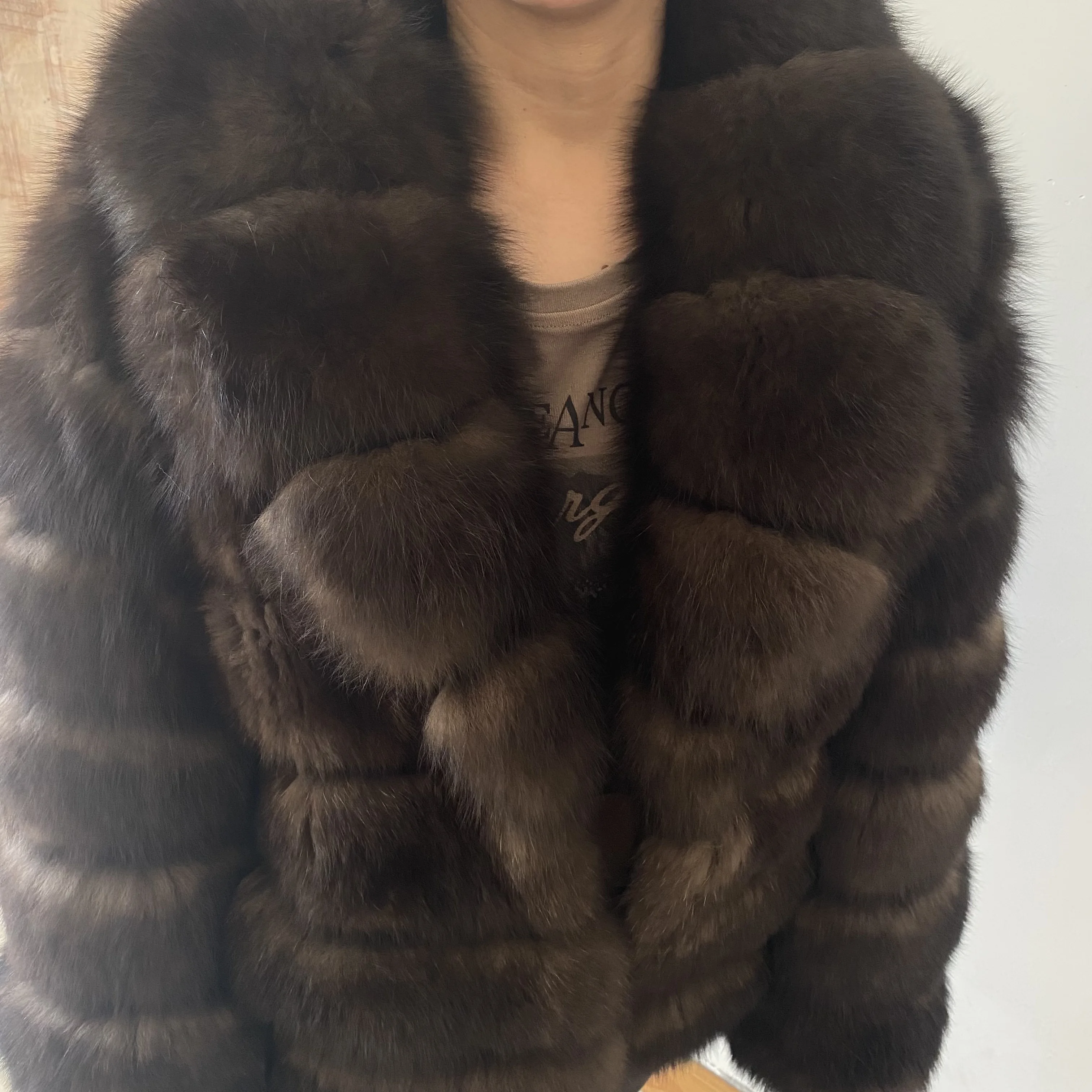 Damski naturalny futrzany płaszcz z klapami.