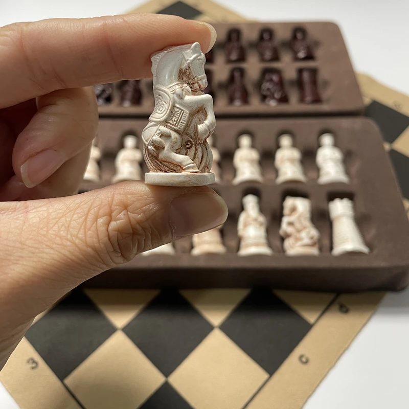 مجموعة شطرنج صغيرة مقاس 28 سم/11 بوصة على الطراز القديم، قطع شطرنج من الراتنج بتصميم شخصية إبداعية ثلاثية الأبعاد لعيد الميلاد #5