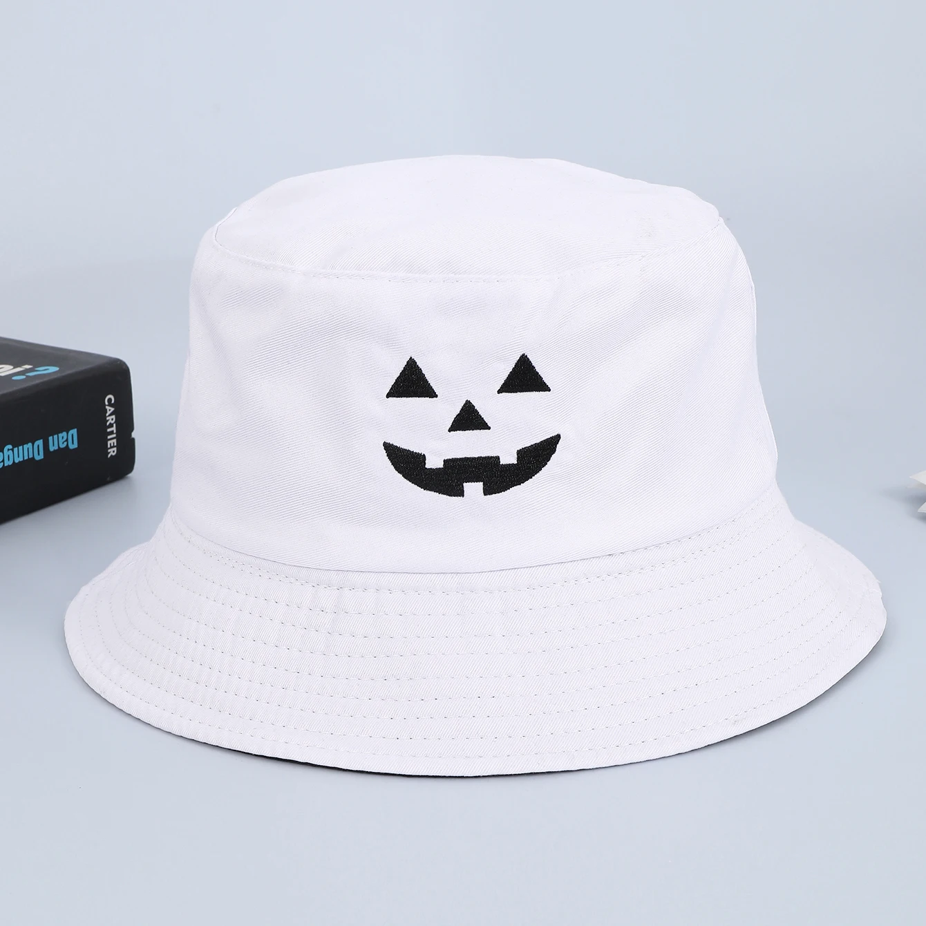 Nieuwe geborduurde, lachende vissershoed met Halloween-thema, modieuze en veelzijdige dubbelzijdige zonneschermwastafelhoed