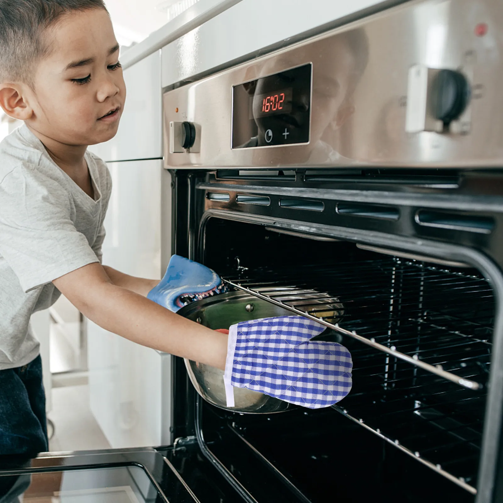2Pcs Heat Insulation Oven Mitts Kids Microwave Gloves Kitchen Mitts Children Baking Cooking Gloves Kids Oven Mittens