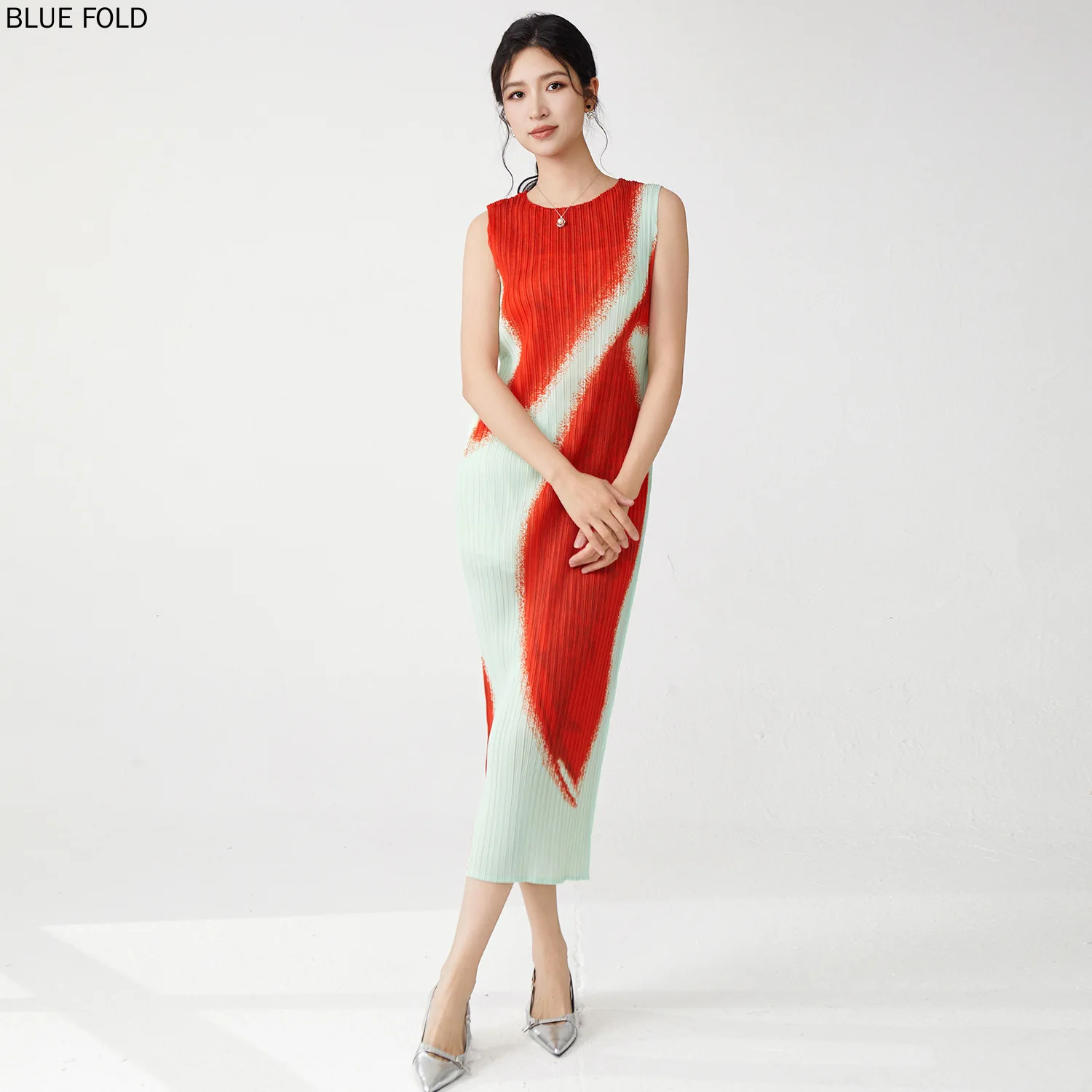 

Summer 2025 Women Elegant Round-neck Sleeveless Color-blocking High-end One-step Dress Fashionable MIYAKE Long Dress
