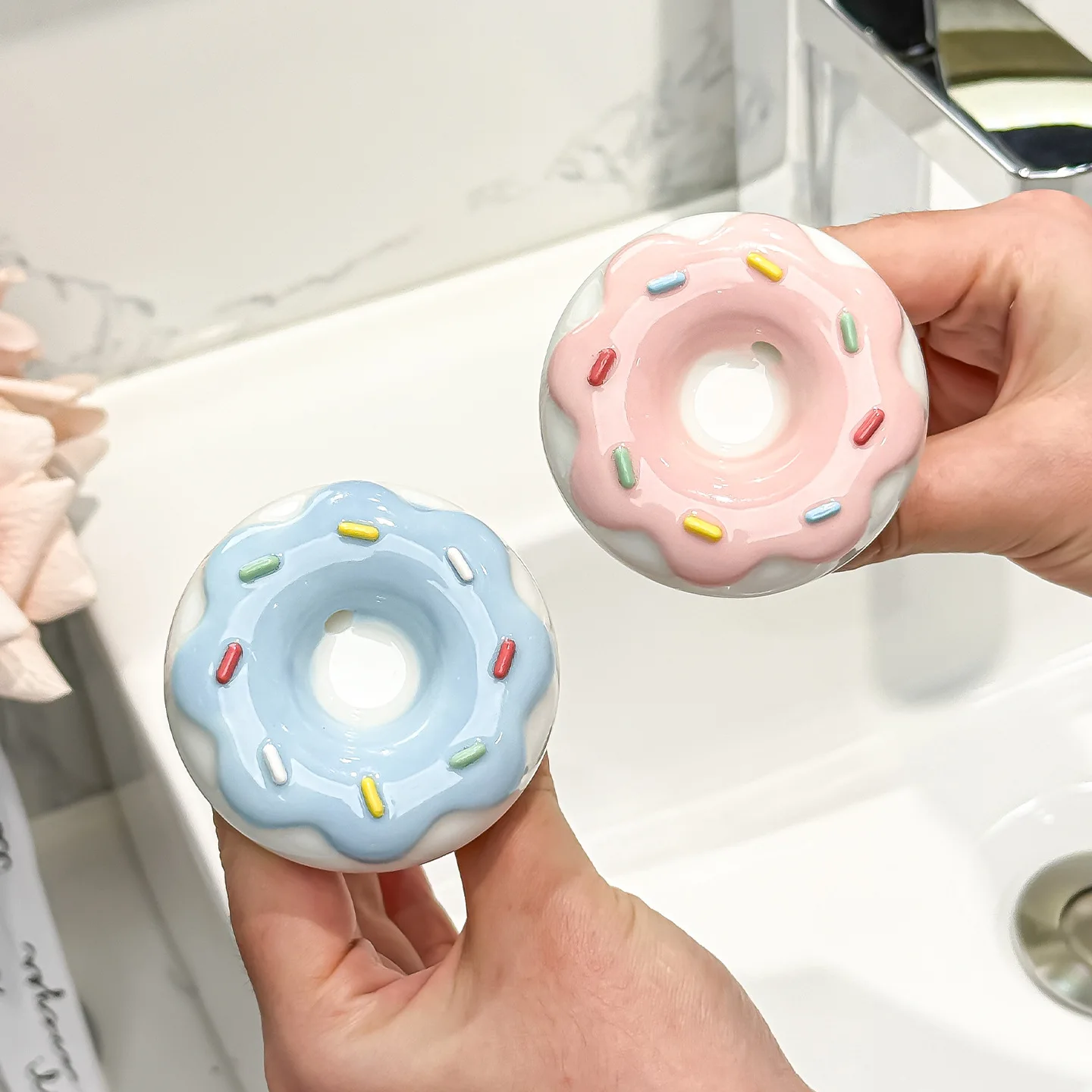 

Креативный керамический умывальник в форме пончика, раковина для ванной комнаты, протекающая пробка, слив для раковины, прыгающий сердечник