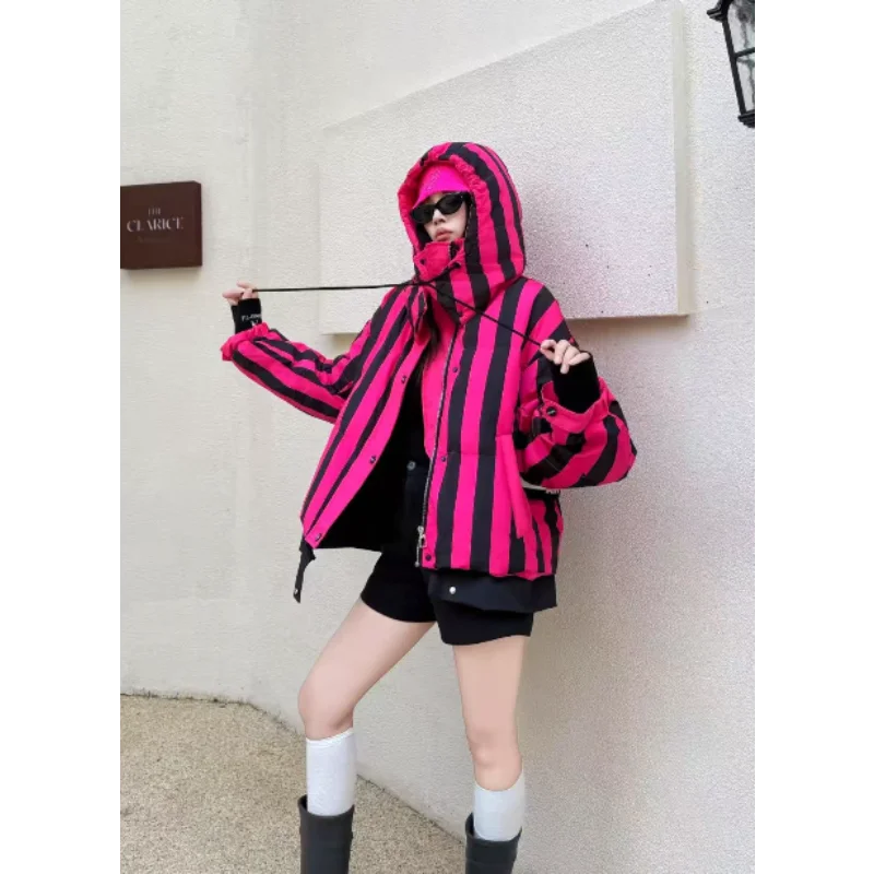 Chaqueta de plumón de nuevo estilo con rayas gruesas para el calor, ropa de abrigo de moda de 2025 para desplazamientos y ropa de ocio.