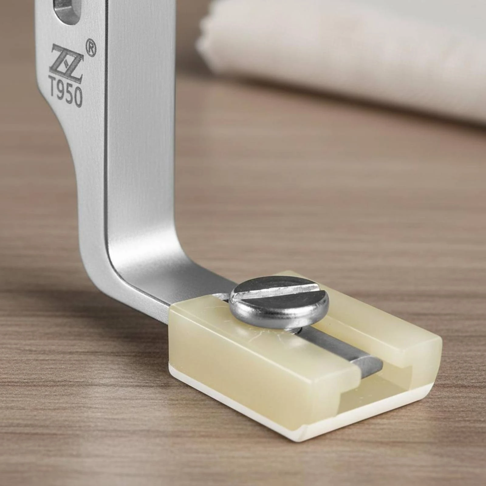

T950 Presser Foot Low-Shank Fit Ruffling Presser Foot Ruffler Attachment Adjustable Stitch Settings Material Gathering