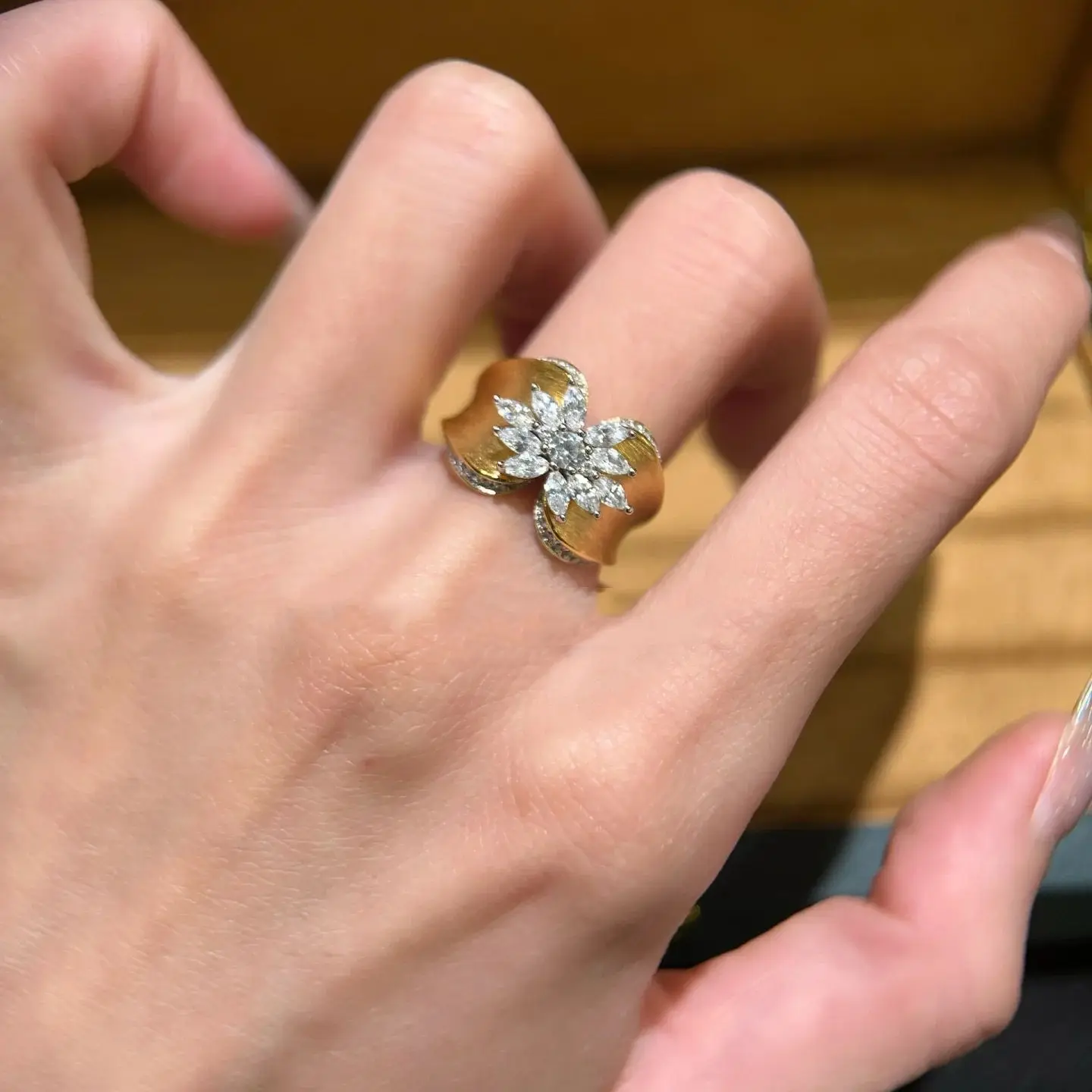 Foydjew French Style Retro Wire Craft Jewelry Gold Color Rings Inlaid White Zircon Ring Party Banquet Accessories For Women
