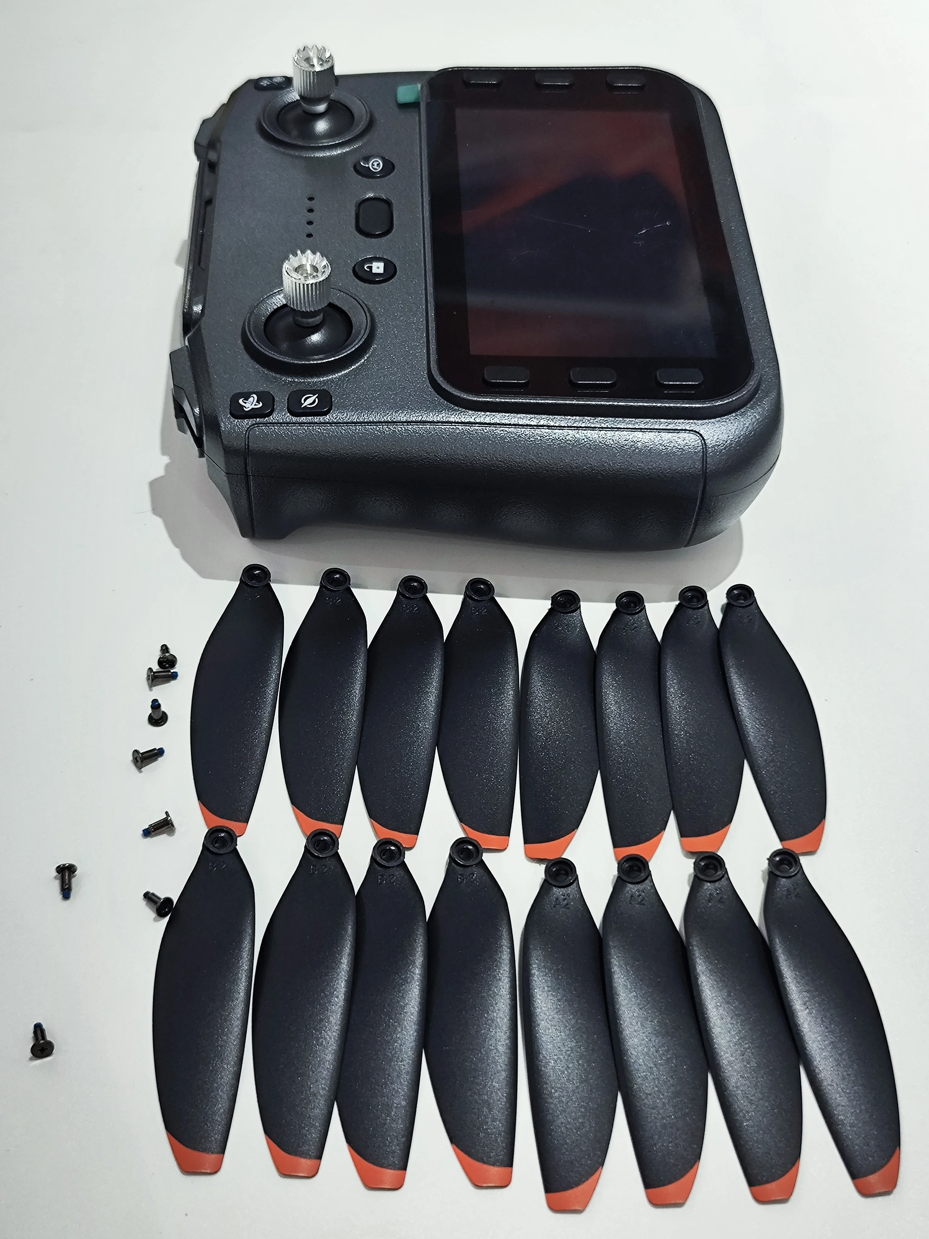 

Оригинальный бесщеточный двигатель LYZRC L600-2PRO, GPS, радиоуправляемый квадрокоптер, складные запасные части для дрона, большой экран, пульт дистанционного управления + лезвия, 16 шт.