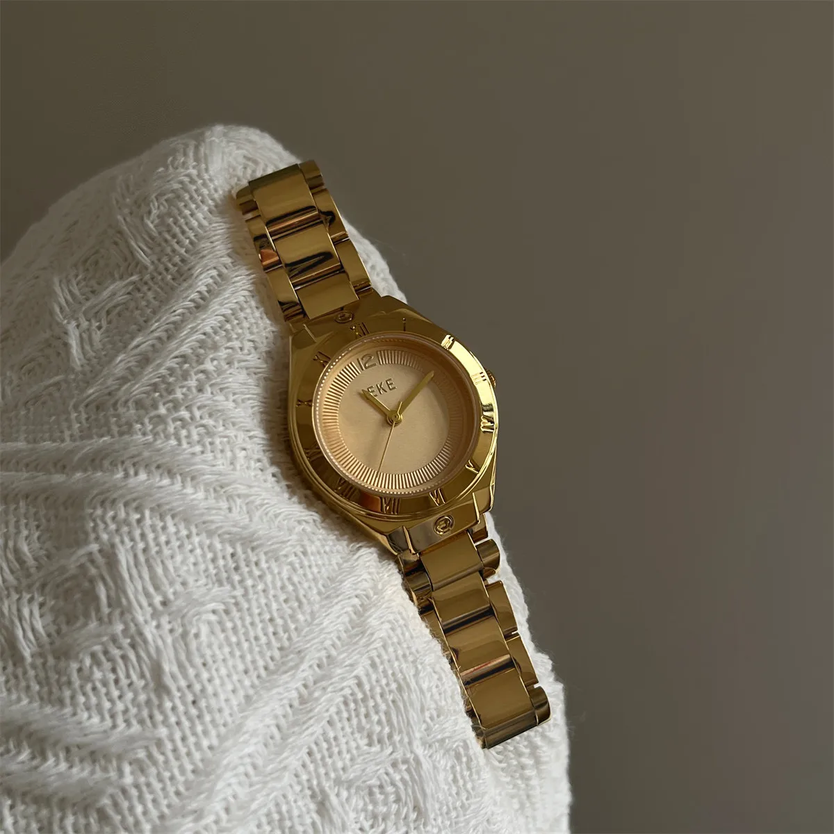 New Round Women'S WatchLuxurious Fashionable Elegant Sophisticated, And High-End. A Unique Wristwatch, A Perfect Gift For Women.
