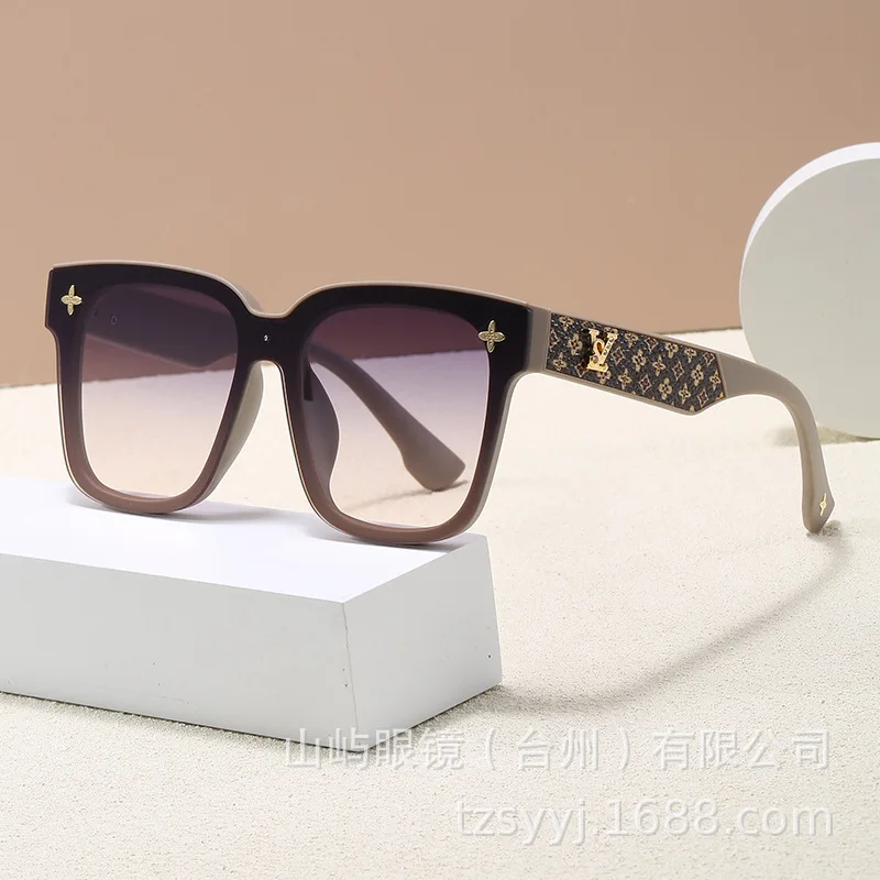 

2026 New Square Frame Sunglasses Women Slimming Face Luxury Fashion Trendy Street Style Hot Selling Versatile