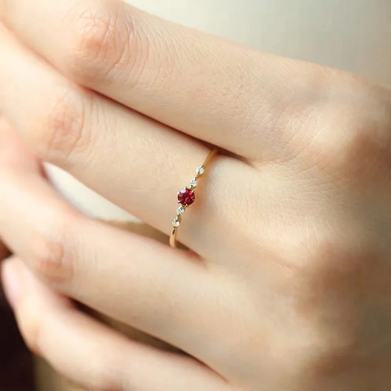 Designer Originele Nieuwe Stijl Ingelegd Ruby Geometrische Platte Ring Prachtige Opening Verstelbare Koude Wind Zoete Vrouwen Sieraden